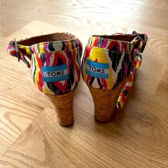 TOMS | Sienna Cork Wedge Sandals in Ikat Print - Picture 4 of 10